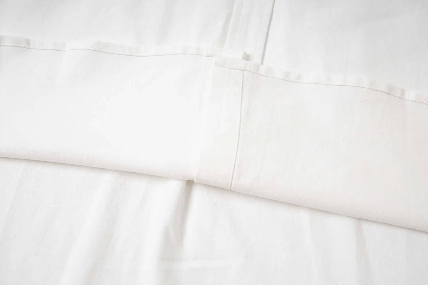 🅿️250 new model number: B141 Ralph Lauren/Ralph Lauren classic small label couple's long-sleeved shirt 1️⃣Made of high-quality fabrics, the upper body is soft and comfortable, extremely delicate, and feels solid, smooth and soft. The fabric has the characteristics of being wrinkle-free and has an invincible feel. The details are perfectly handled! 2️⃣The workmanship details are perfectly controlled. They are all hemmed with vest technology, and the inside of the sleeves are also used. Different from the four-needle and five-thread workmanship, the collars are also all designed with interlining, showing high-end fashion and individuality, and the style is fashionable, simple and elegant! 3️⃣It is very youthful and energetic, and can be easily worn by both men and women. It is very in line with the fashion aesthetic concepts of today's young people! Color: Black, White, Navy Size: S, M, L, XL